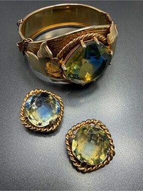 Sarah Coventry Versailles Gold and Green Glass Cuff Clips  Set #7SET